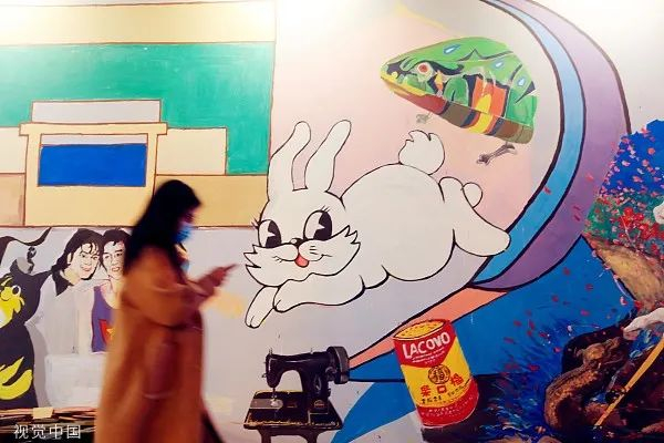 2020年12月，上海老牌“天山街市”重现天山路商业文化街，墙绘中出现大白兔奶糖等怀旧元素。图片来源：视觉中国