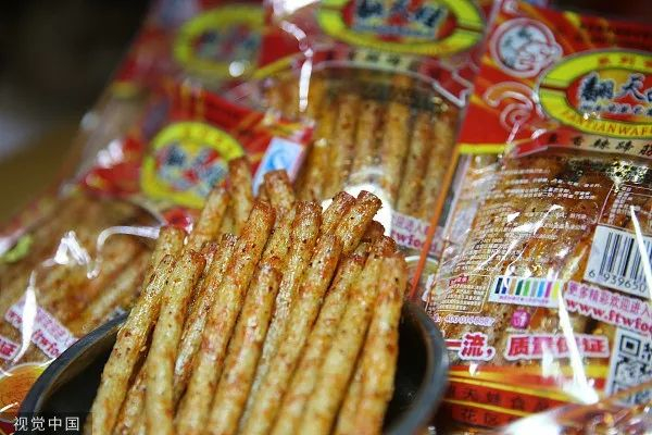 小卖部出售里的辣条。图片来源：视觉中国