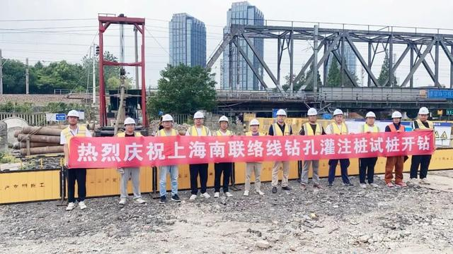 上海至杭州铁路客运专线上海南联络线1标钻孔灌注桩工艺试桩于7月21日下午正式开钻。受访者 供图