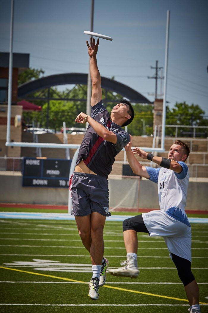 王逸鹏跑位意识好、反应敏捷，在职业赛场也不落下风。  受访者供图