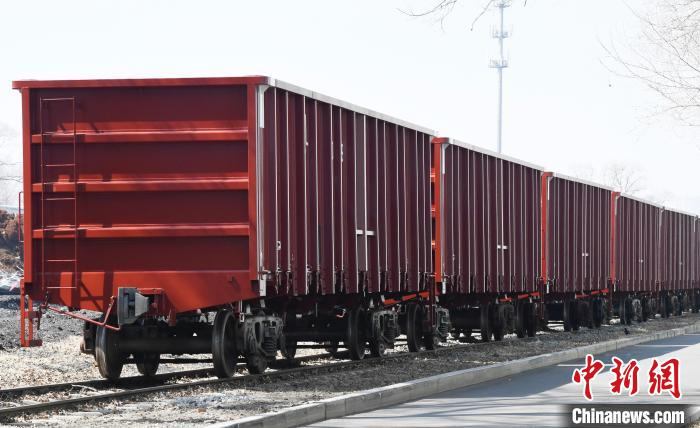 为蒙古国生产的敞集共用车。　张雲淞 摄