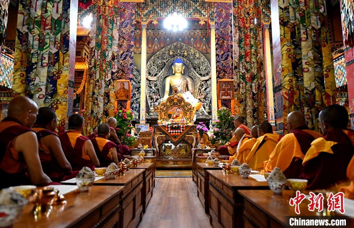 7月20日，班禅在三安曲林寺礼佛讲经。中新社发 李林 摄