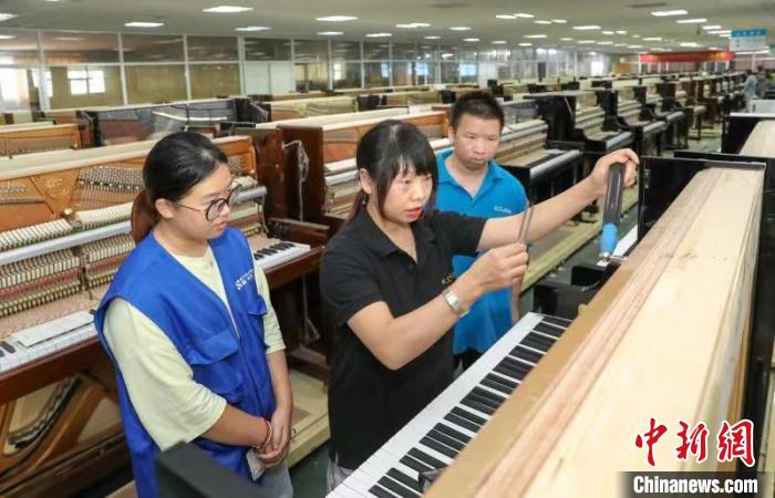 林明飞在讲授调律技巧 白羽 摄 摄