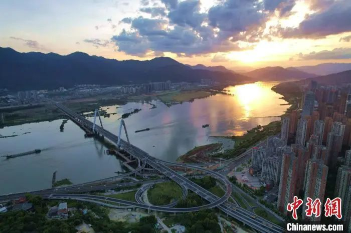 　资料图：夕阳下美丽的福州一景。王东明 摄