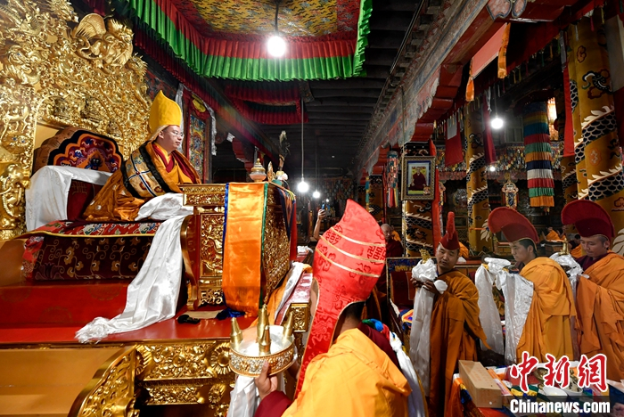 7月19日，班禅在贡嘎曲德寺为僧众讲经传法，寺庙僧人向班禅敬献曼扎。中新社发 李林 摄