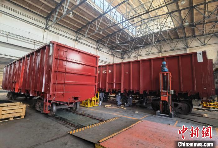 敞集共用车生产现场。　沈志刚 摄