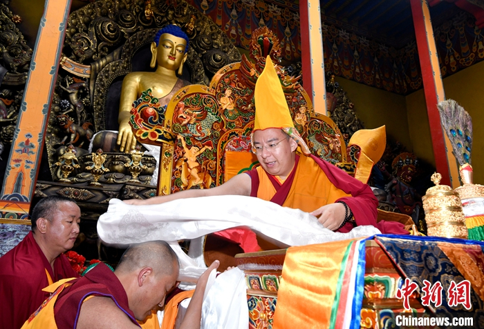 7月20日，班禅为三安曲林寺僧人献哈达并摸顶赐福。中新社发 李林 摄