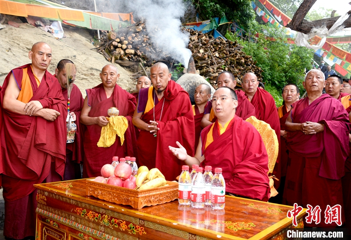 7月21日，班禅在莲花生大师修行洞前诵经。中新社发 李林 摄