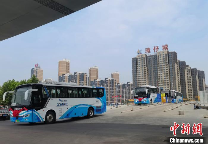 图为通勤定制快巴列队驶出停车场。　高澍 摄