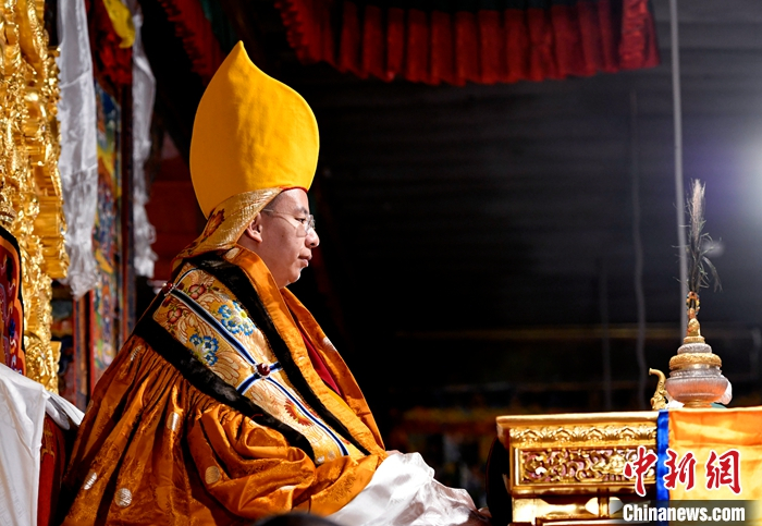 7月19日，班禅在贡嘎曲德寺为僧众讲经传法。中新社发 李林 摄