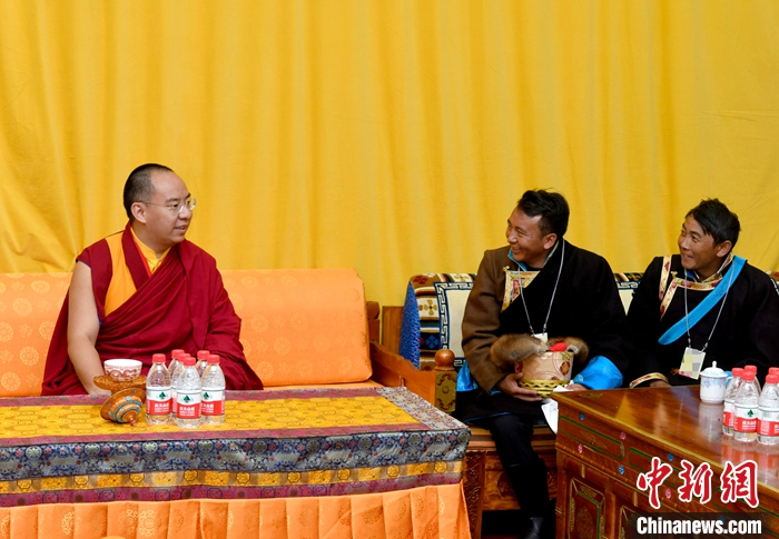 7月21日，班禅在隆子县扎日乡珞瓦新村询问了解抵边搬迁户的生活情况。中新社发 李林 摄