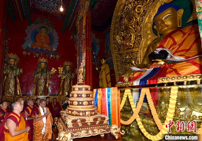 7月19日，班禅在贡嘎曲德寺礼佛。   中新社记者 李林 摄