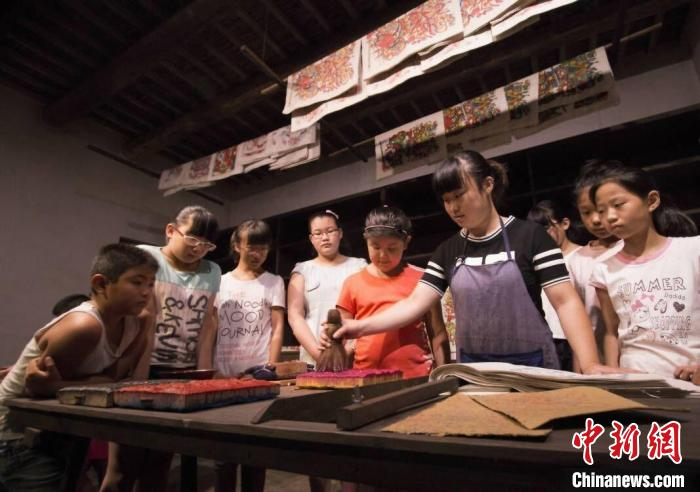 游客在武强年画博物馆体验年画印制。　武强县委宣传部 供图