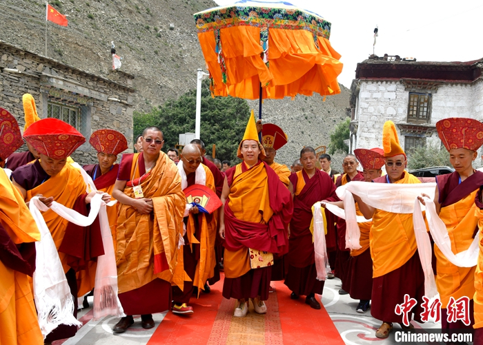 7月20日，班禅抵达三安曲林寺礼佛讲经。中新社发 李林 摄
