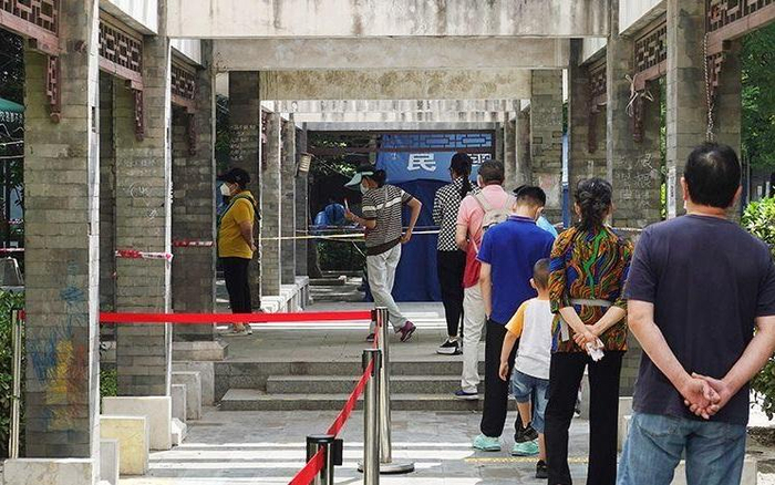 ▲资料图：居民排队提交身份信息，采集咽拭子。新京报记者 李木易 摄