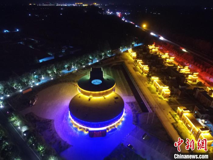 图为武强周窝音乐小镇夜景。　武强县委宣传部 供图