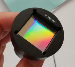 每毫米1200条反光线的光栅，图片来源：作者拍摄