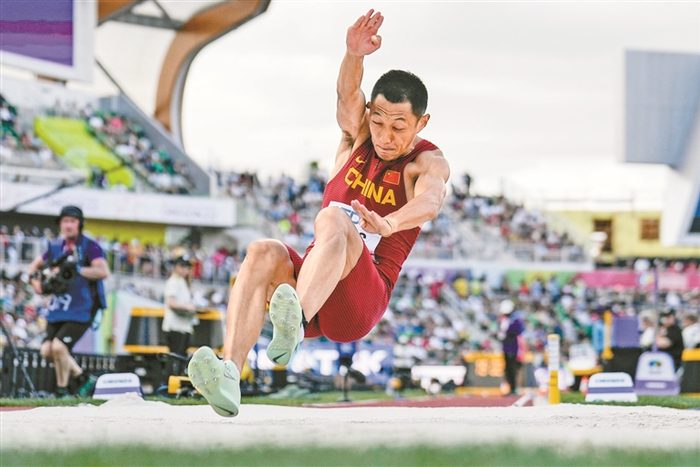     王嘉男绝杀夺冠落地瞬间。视觉中国图