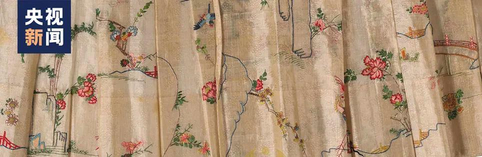 △明 白色暗花纱绣花鸟纹裙（局部） 山东博物馆藏