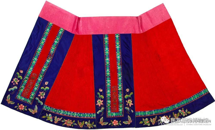 △清 红色暗花绸堆绫盘金绣边饰马面裙 民族服饰博物馆藏