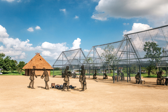  遗址公园内的河道与作坊区内呈现了反映良渚先民生活状态的雕塑 盛淑彦 摄