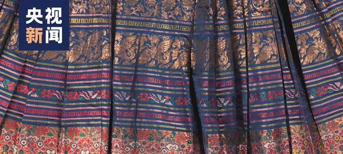 △明 蓝色缠枝四季花织金妆花缎裙（局部） 山东博物馆藏