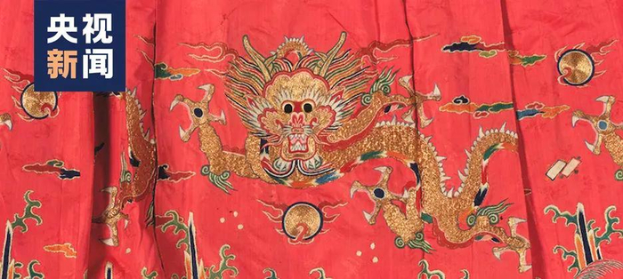 △明 红色暗花缎绣云蟒裙（局部） 山东博物馆藏