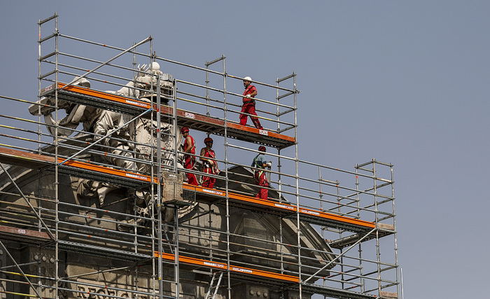 当地时间2022年7月14日，西班牙马德里，气温持续飙升，工人们在太阳门广场的脚手架上工作。