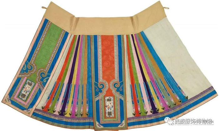△五彩提花绸绣人物纹鱼鳞褶月华马面裙 民族服饰博物馆藏