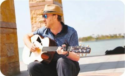 演奏者正在使用凡鸟吉他。 凡鸟吉他供图