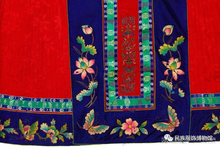 △清 红色暗花绸堆绫盘金绣边饰马面裙（局部） 民族服饰博物馆藏