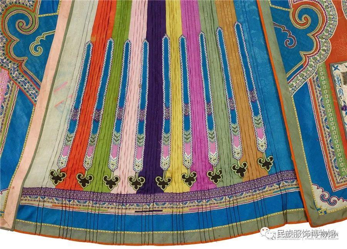 △五彩提花绸绣人物纹鱼鳞褶月华马面裙（局部） 民族服饰博物馆藏