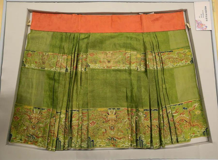 △明 葱绿地织金妆花纱蟒裙 孔子博物馆藏