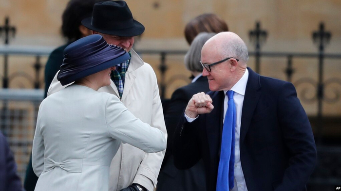 特朗普时期出任美国驻英大使的罗伯特·伍德·约翰逊四世（图右）/资料图来自AP