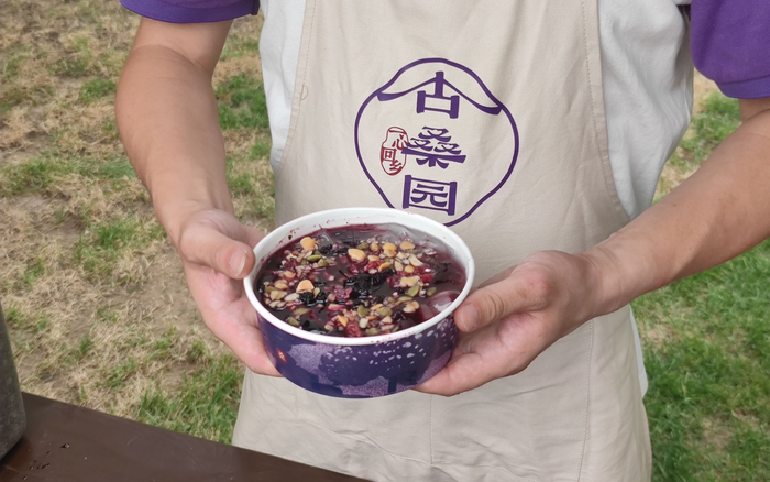 桑椹冰粉。新京报记者 王巍 摄