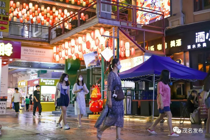 夜晚的文创街恢复了往常的热闹。