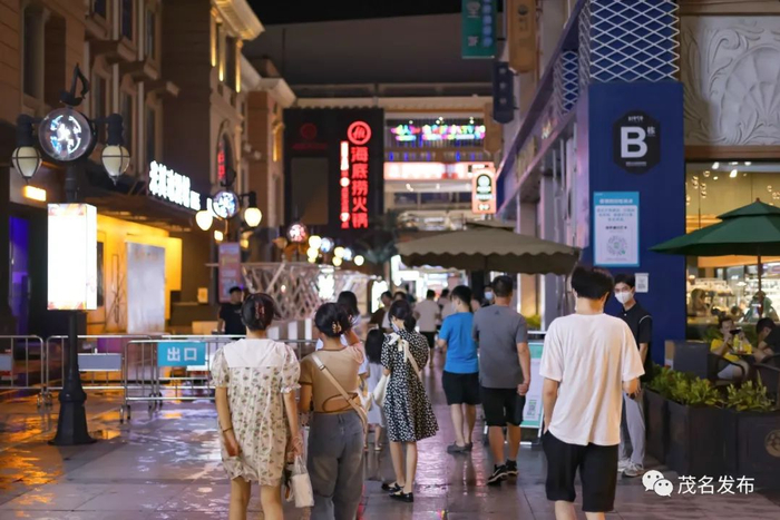夜晚的文创街恢复了往常的热闹。