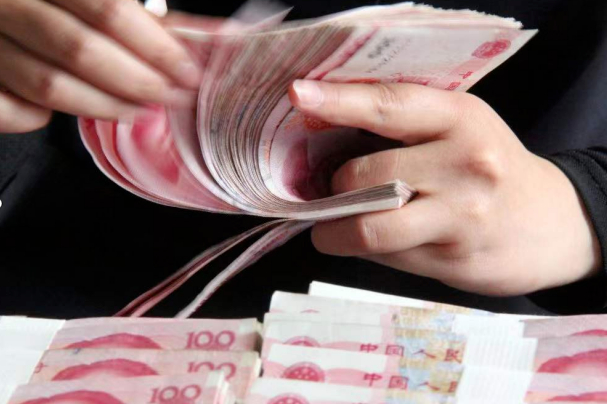 ▲图为一名银行工作人员在点钞。新华社发