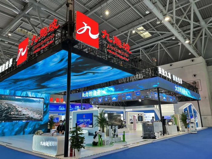 科技创新产品“扎堆”九龙坡展位。蒋海涛 摄