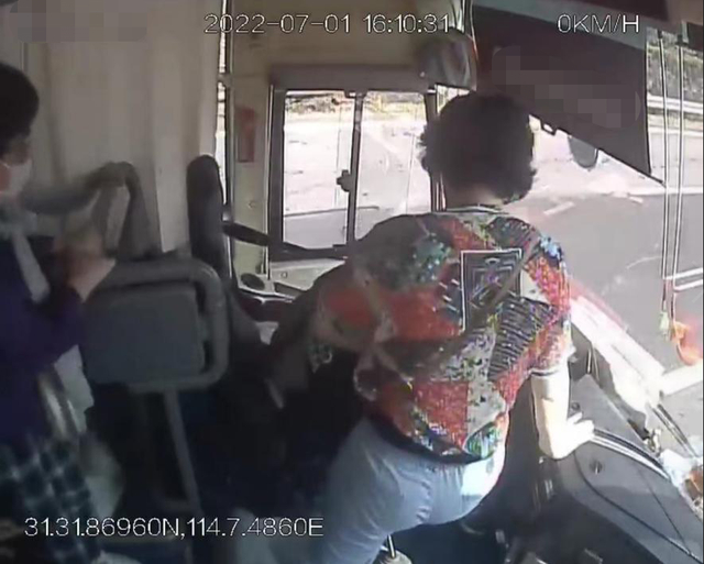 △ 公共视频显示白大姐发现司机出现身体不适 