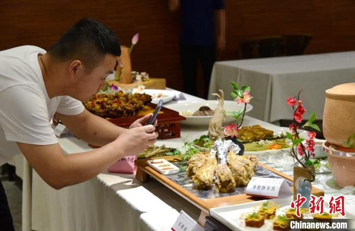 精致的美食造型受到市民关注。　朱志庚 摄