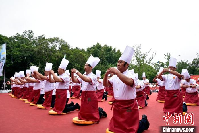 来自全国各地的厨师们集体祭拜彭祖。　朱志庚 摄