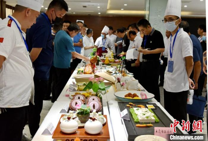 众评委一起参评各路参赛美食。　朱志庚 摄