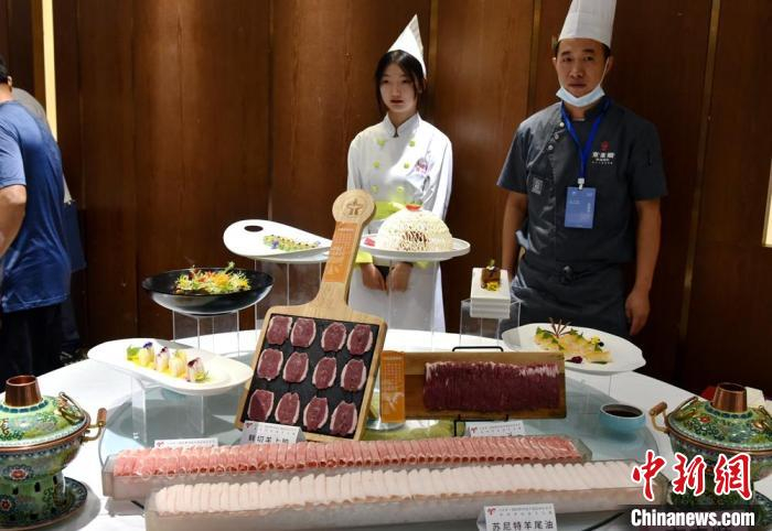 来自北京的涮羊肉也来抢滩徐州伏羊美食市场。　朱志庚 摄