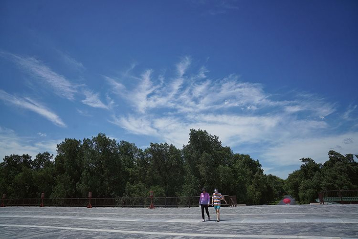 ▲高温天气下的行人。新京报资料图