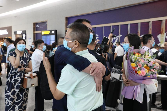 ▲神经内科主任展群岭与陈亮合影