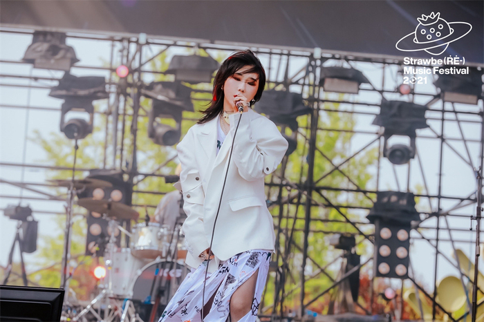 闪星乐队的主唱赵梦