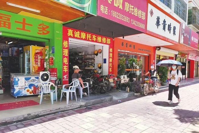 东景苑楼下的商铺已全部开业。