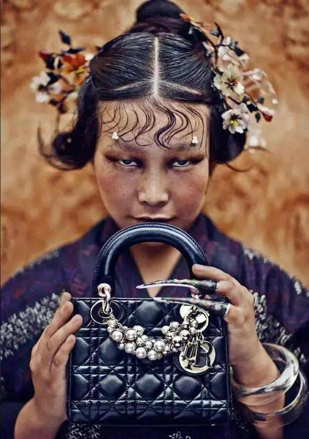 摄影师陈漫在迪奥摄影展上展示的“中国风”充满着东方主义对中国人的丑化（图片来源：网络）