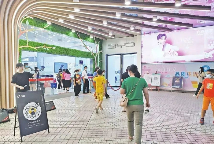 市民进入印象汇广场。